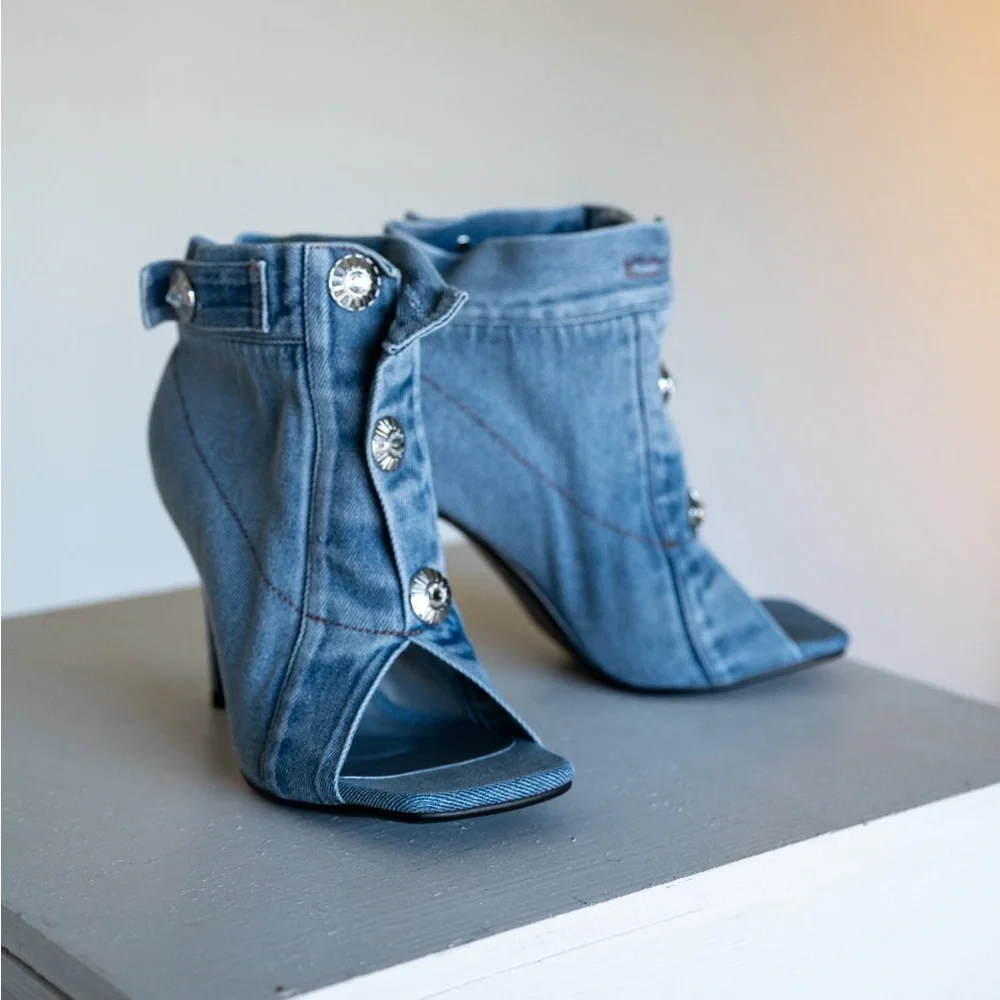 ❌❌❌ SOLD New Jean Heels - Picture 1 of 2